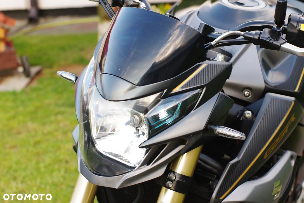 Suzuki GSR - 34