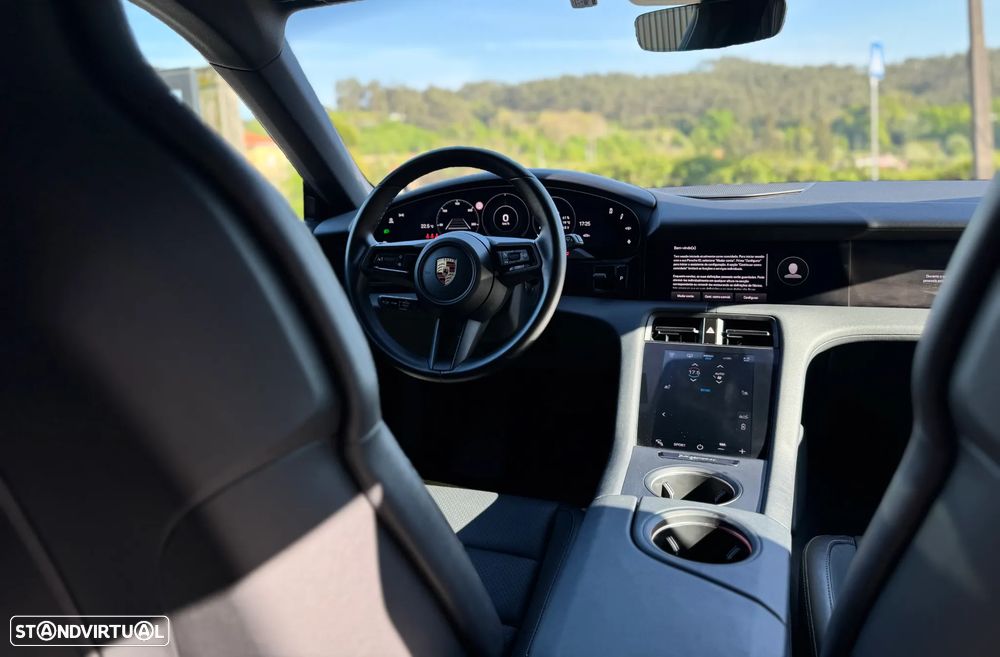 Porsche Taycan Cross Turismo 4 - 25