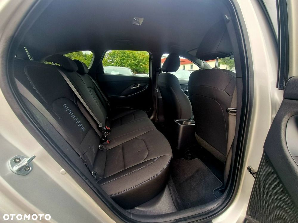 Hyundai i30 1.6 D GO - 12