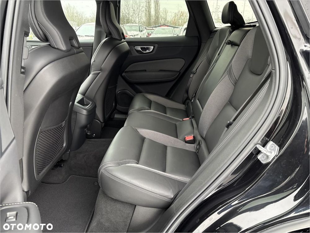 Volvo XC 60 B4 B Plus Dark - 15