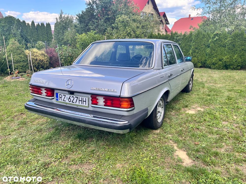 Mercedes-Benz W123 - 21