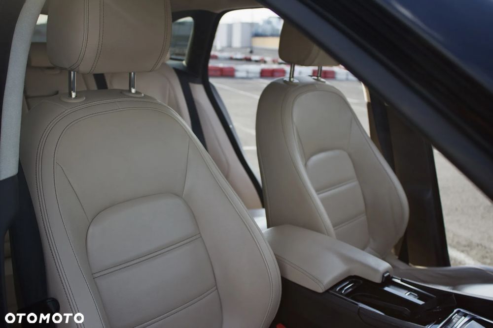 Jaguar F-Pace 30t AWD Prestige - 10
