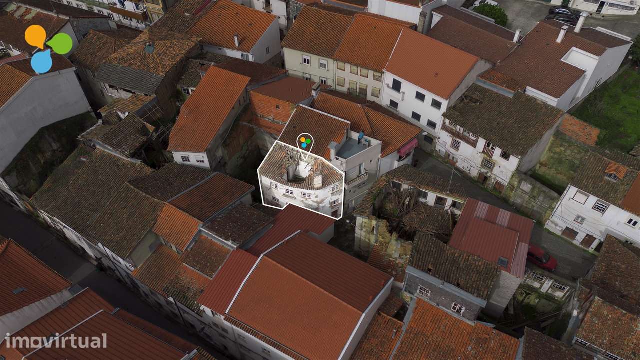 Moradia de 3 pisos para reabilitação , Centro histórico do Tortosendo - Grande imagem: 2/5