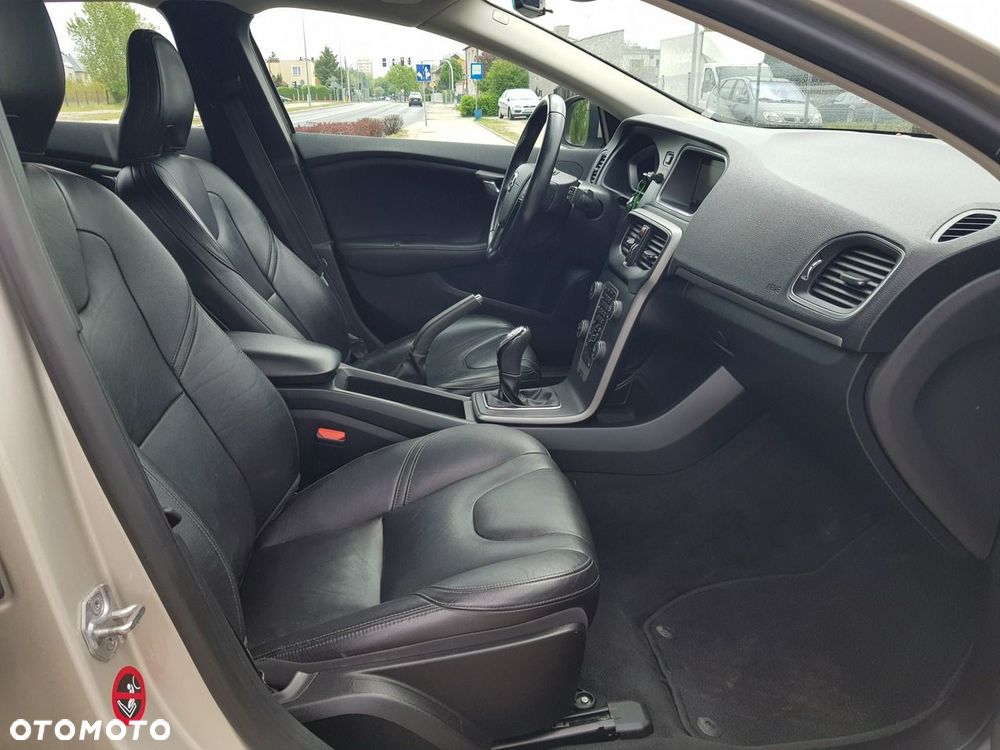 Volvo V40 T2 Momentum - 17