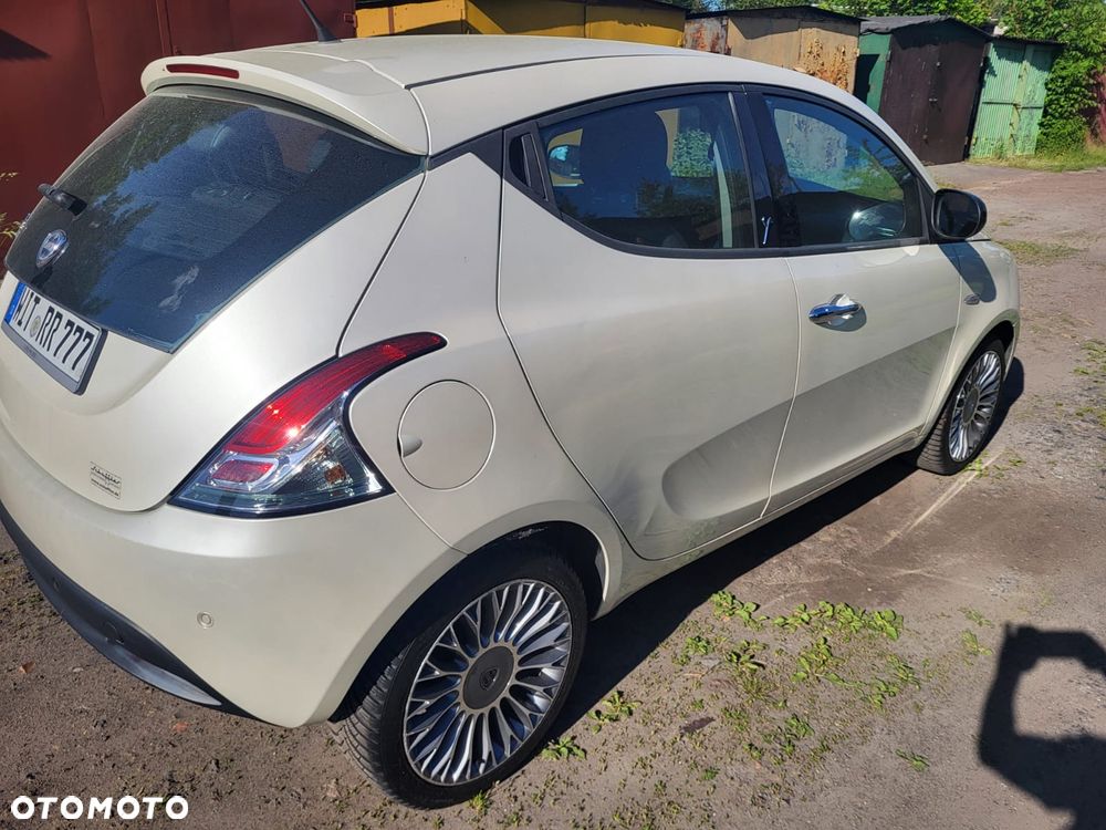 Lancia Ypsilon 0.9 Platinum S&S - 2