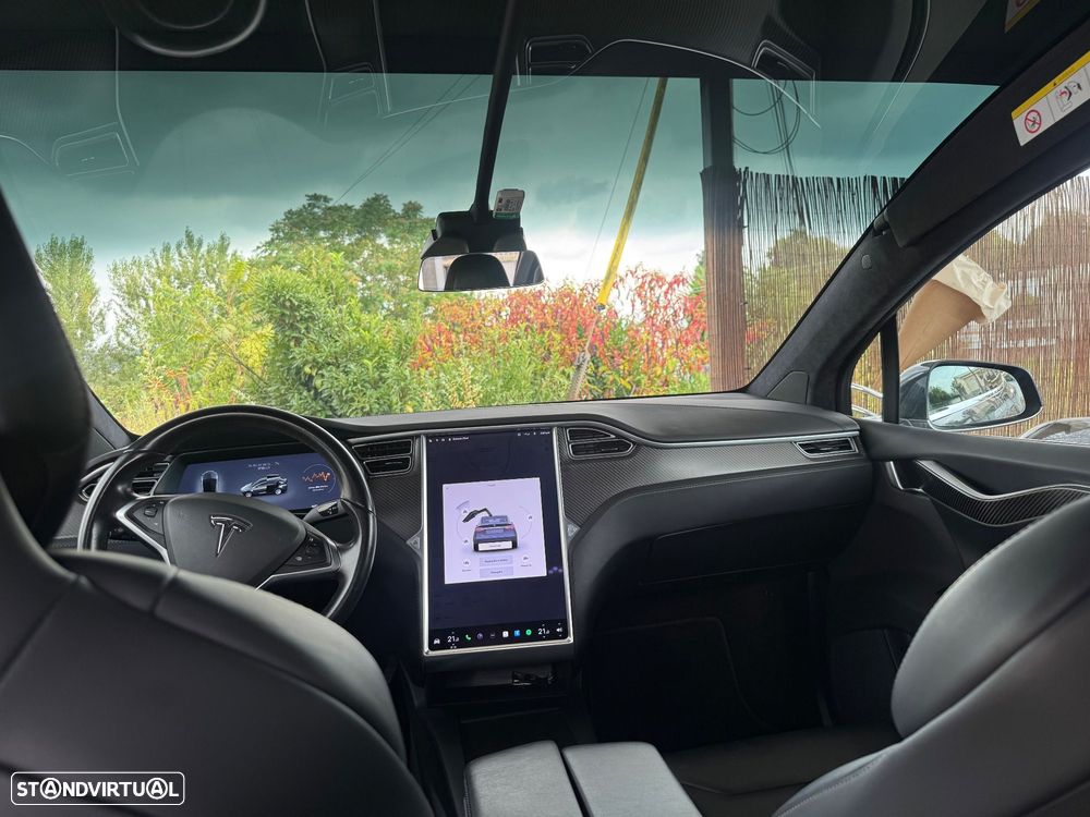 Tesla Model X - 17