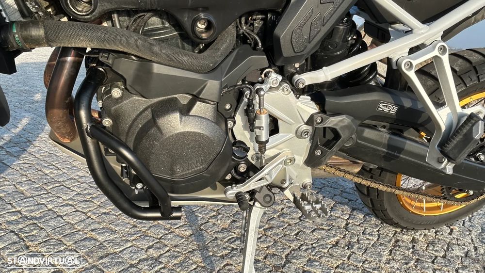 BMW F 900 GS Lightwhite / Racing Blue Metalizado (Versão GS Trophy) - 13