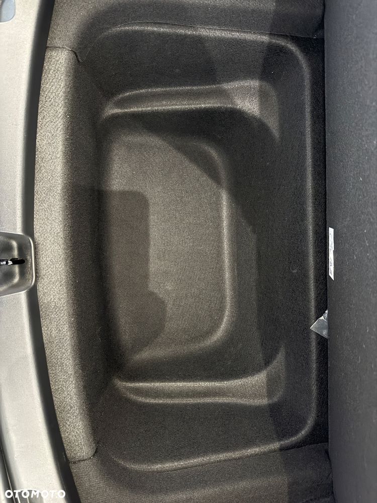 Tesla Model Y Long Range AWD - 17