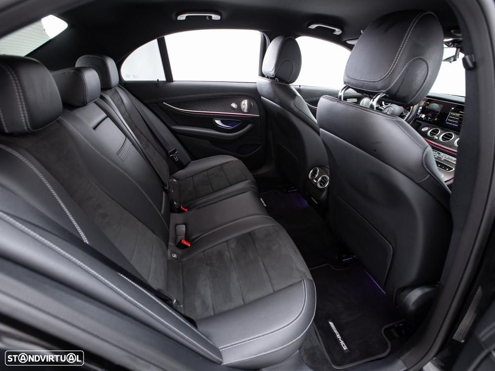 Mercedes-Benz E 300 de 4Matic 9G-TRONIC AMG Line - 12