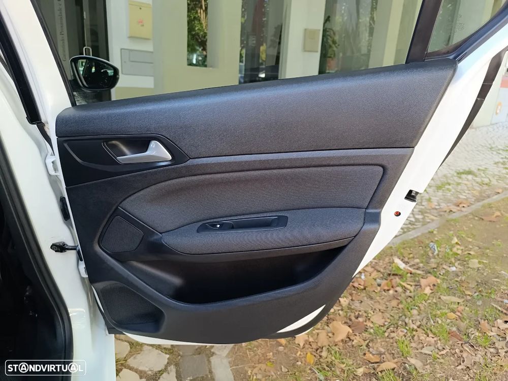 Peugeot 308 1.2 PureTech Allure - 29