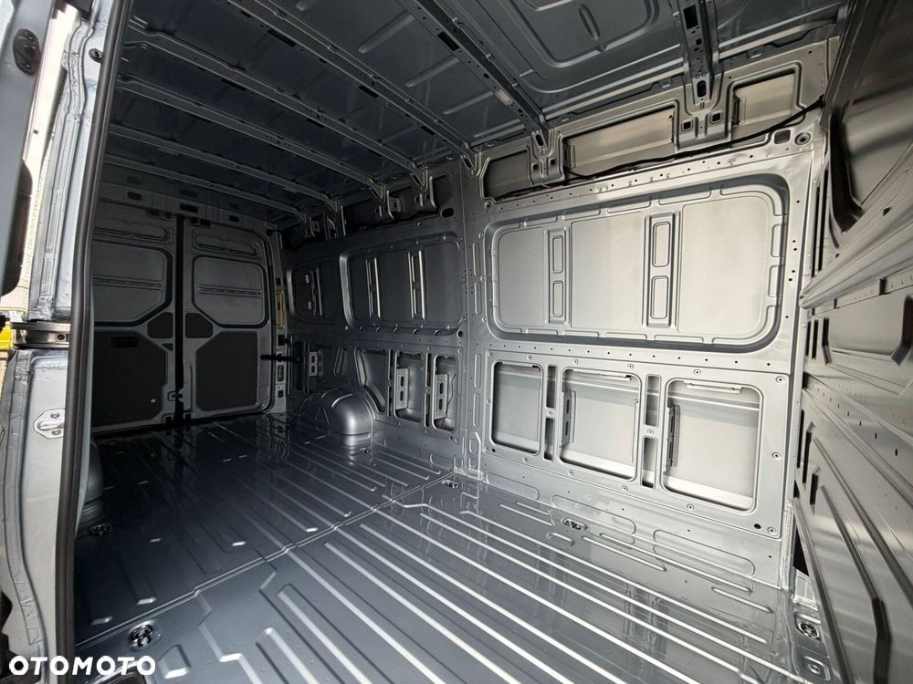 Volkswagen Crafter 35 2.0 TDI L4H3 4490 177KM AUTOMAT - 24