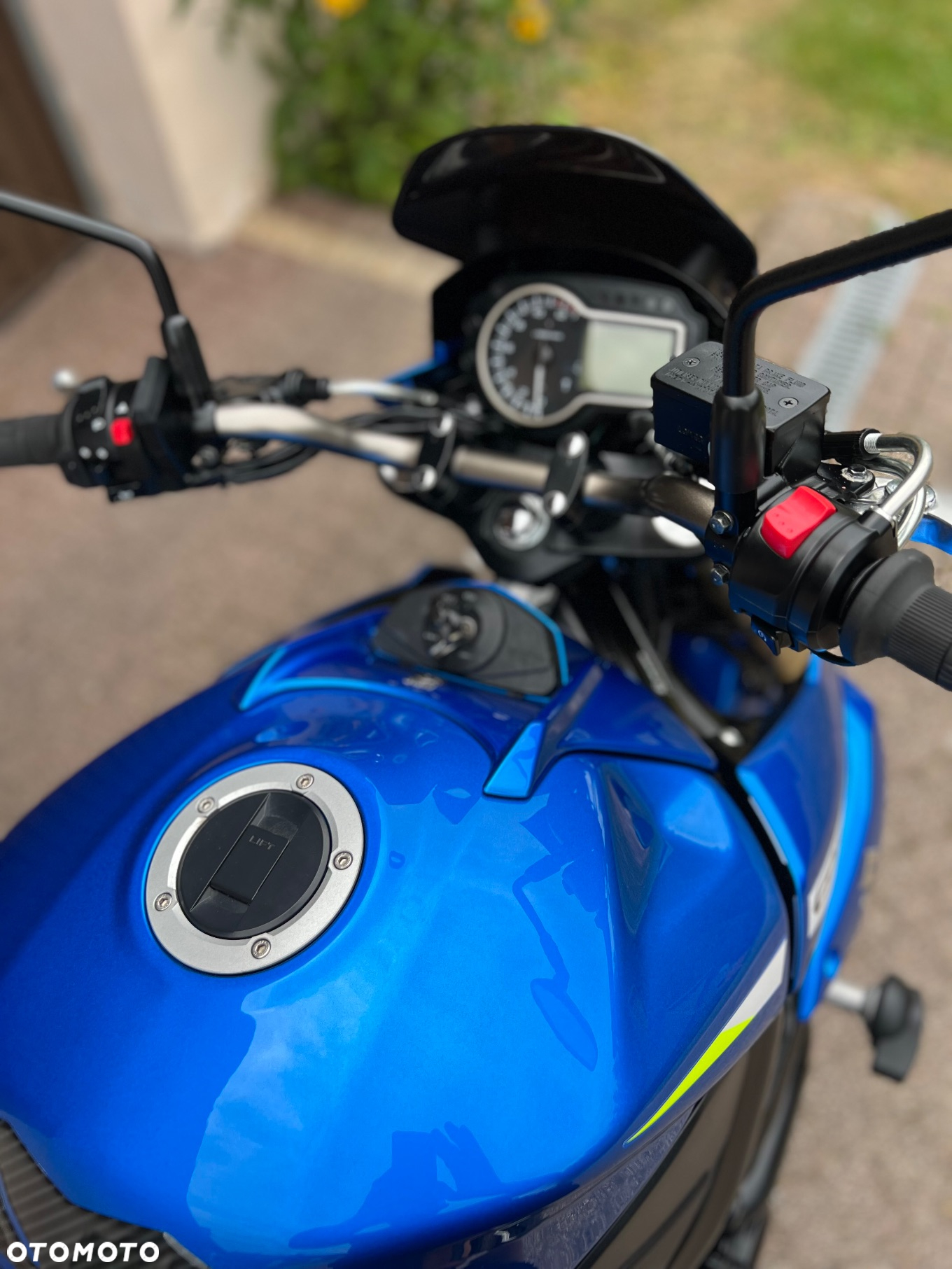 Suzuki GSR - 18