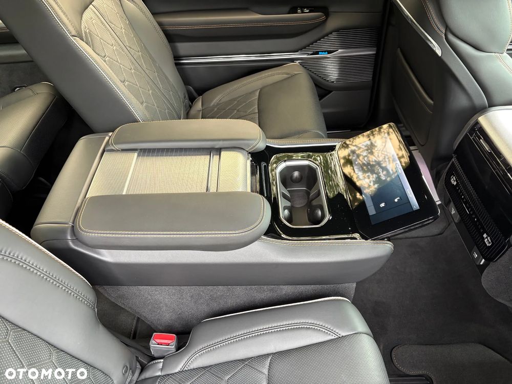 Jeep Grand Wagoneer - 22