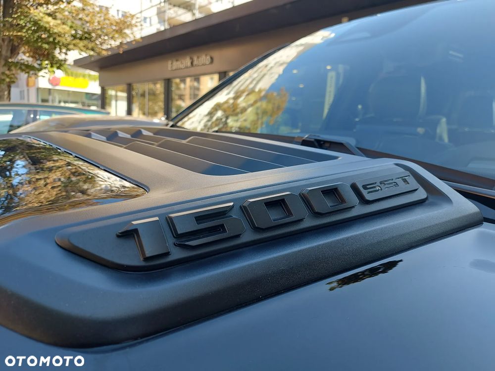 RAM 1500 Laramie Night Premium - 11