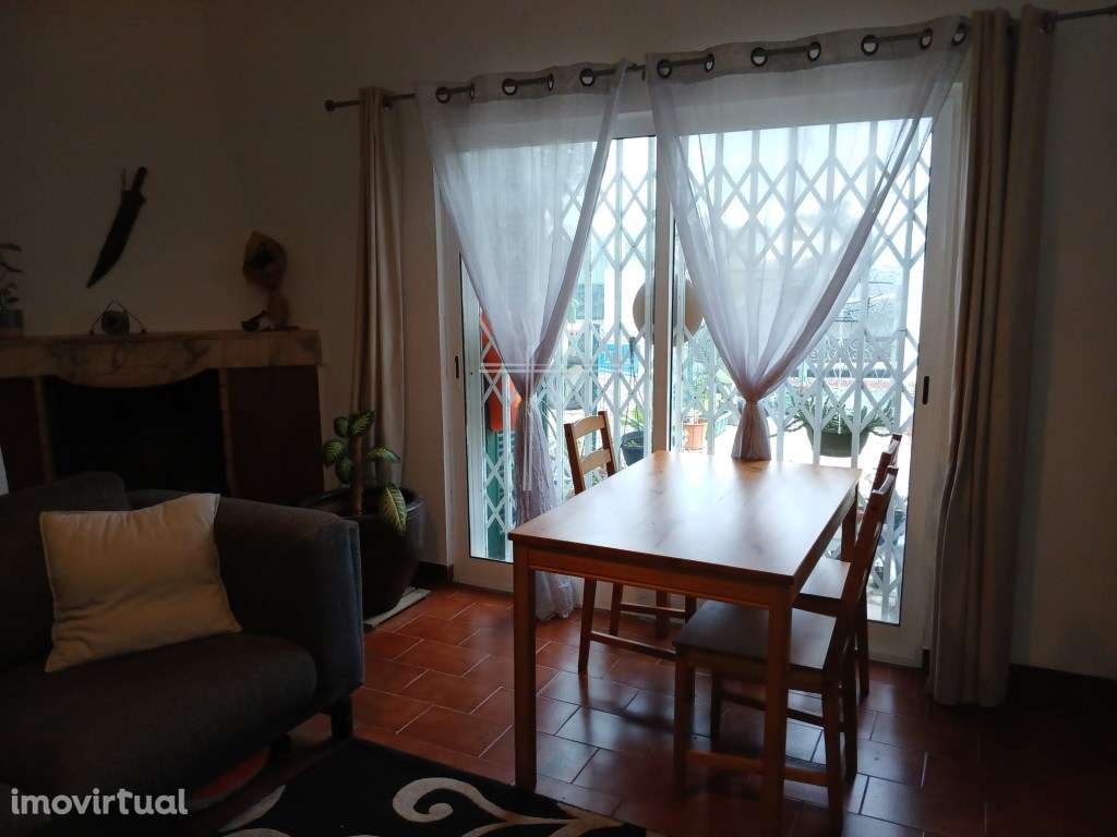 Moradia geminada T3, arquitetura tradicional- Aroeira - Grande imagem: 3/22