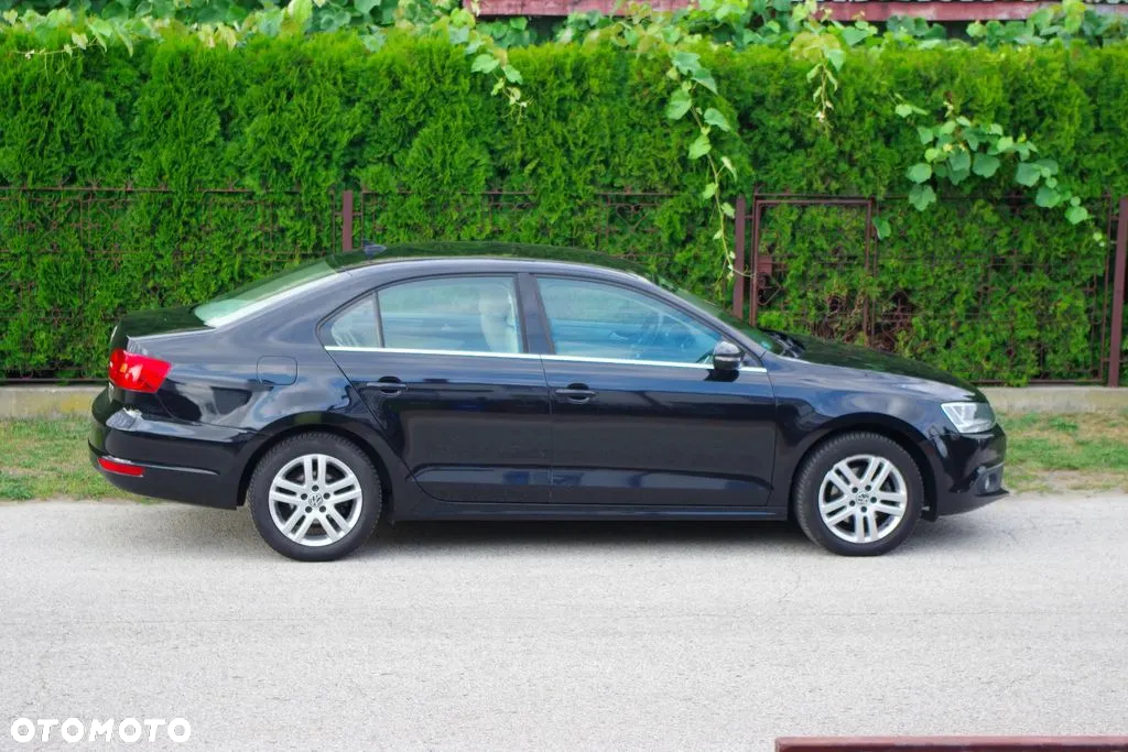 Volkswagen Jetta - 2