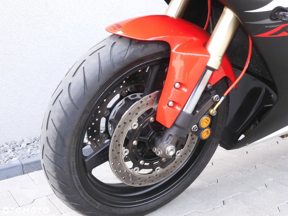 Yamaha R1 - 24