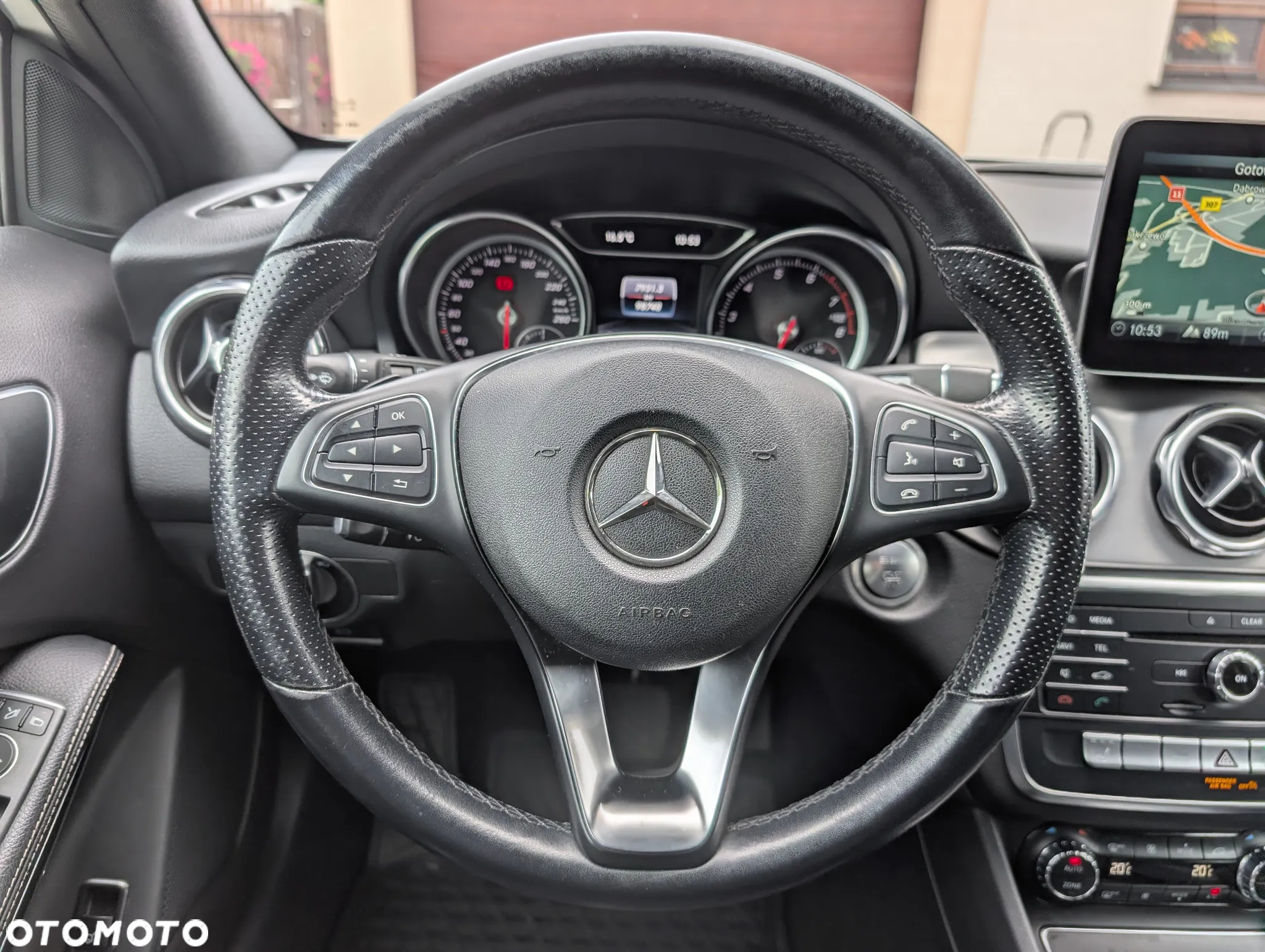 Mercedes-Benz GLA 200 7G-DCT - 33