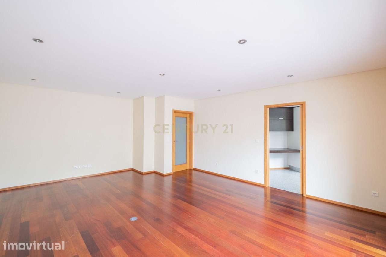 Apartamento t2 para arrendamento com garagem junto avenida dos combate - Grande imagem: 4/22