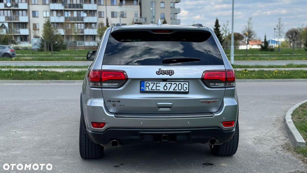 Jeep Grand Cherokee - 24