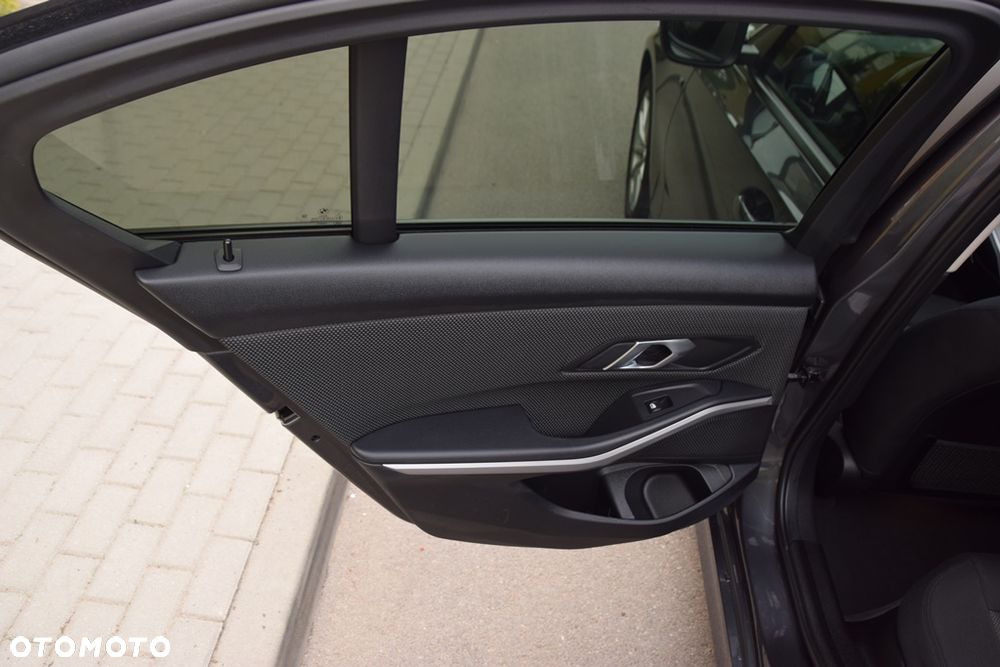 BMW Seria 3 318d Edition M Sport Shadow - 28