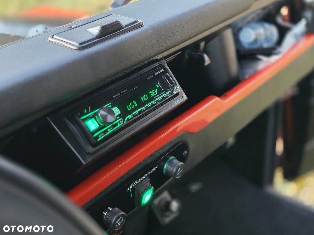 Land Rover Defender - 32