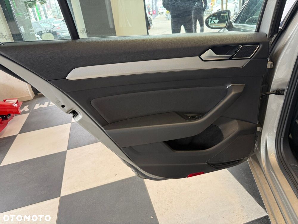 Volkswagen Passat - 9