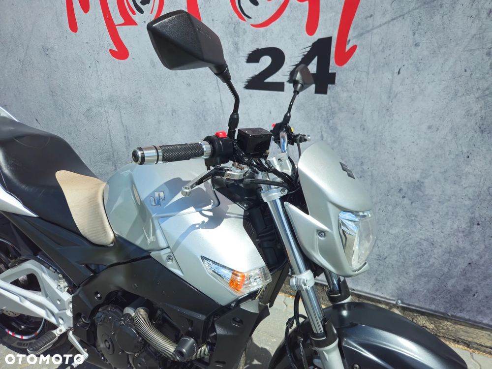 Suzuki GSR - 26