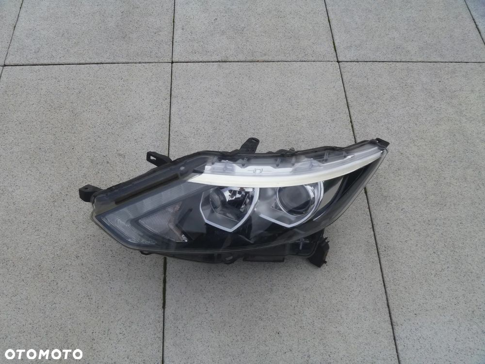 NISSAN QASHQAI II J11- LAMPA LEWA SOCZEWKA LED EUROPA ORYGINAŁ 100-18013