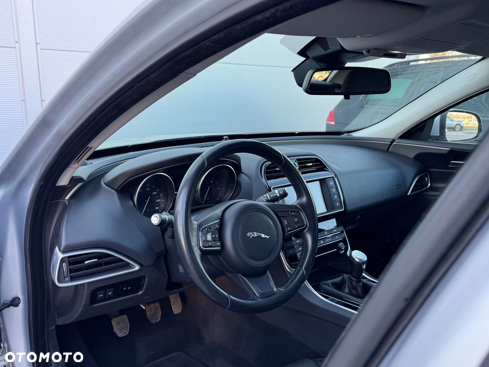 Jaguar XE E-Performance Pure - 18