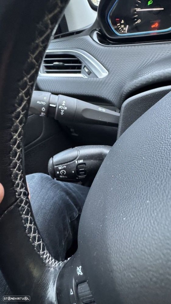 Peugeot 2008 1.2 PureTech Allure EAT6 - 19