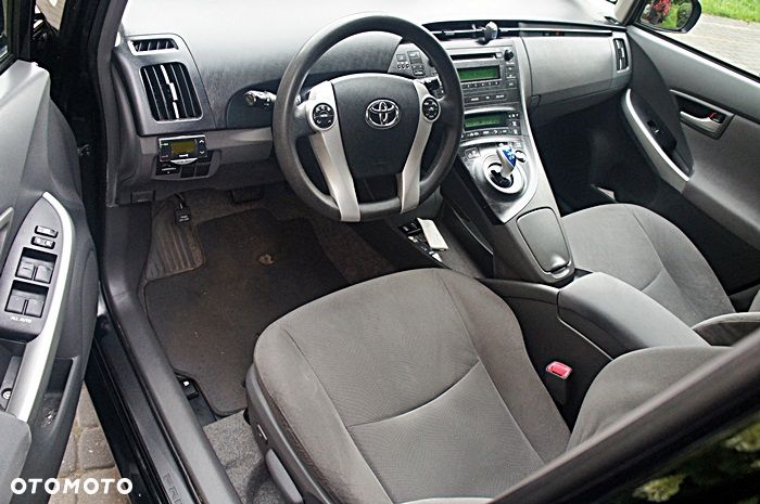 Toyota Prius (Hybrid) Life - 16