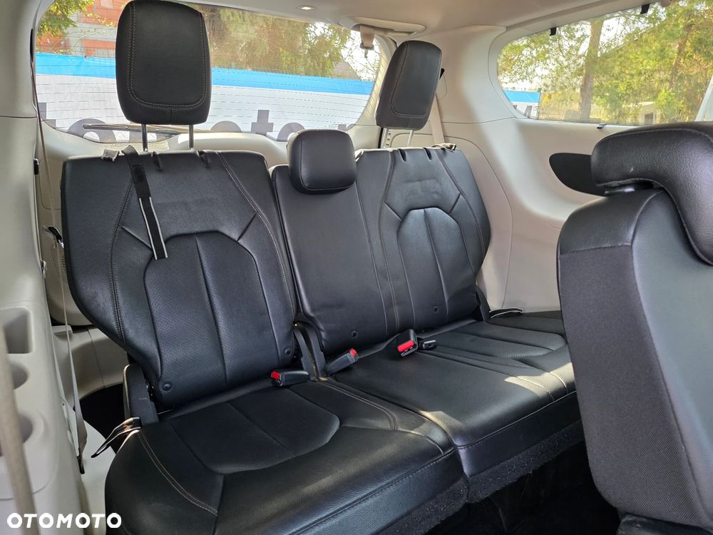 Chrysler Pacifica - 17