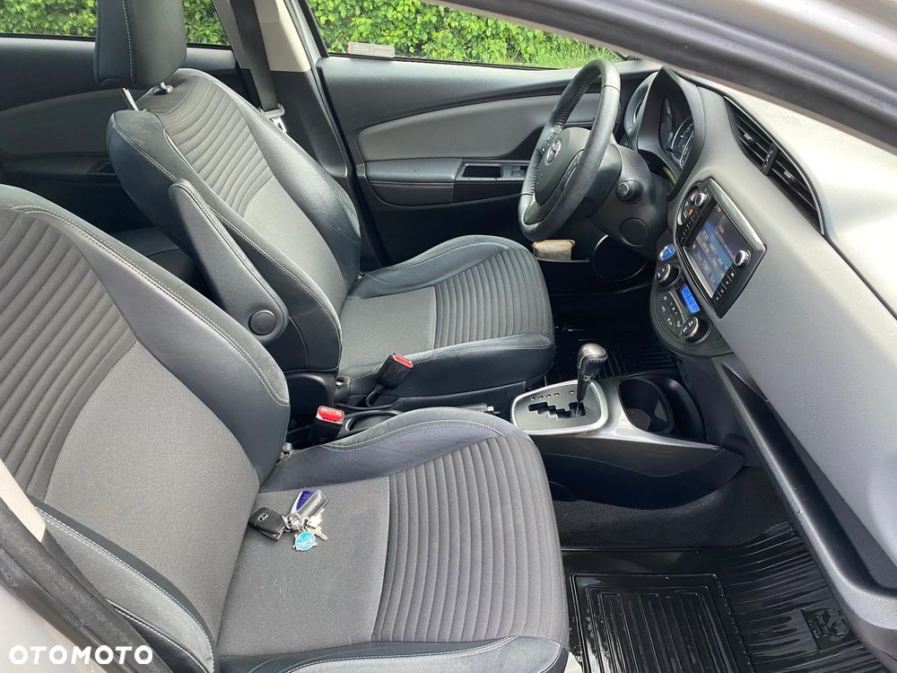 Toyota Yaris Hybrid 100 Dynamic - 11