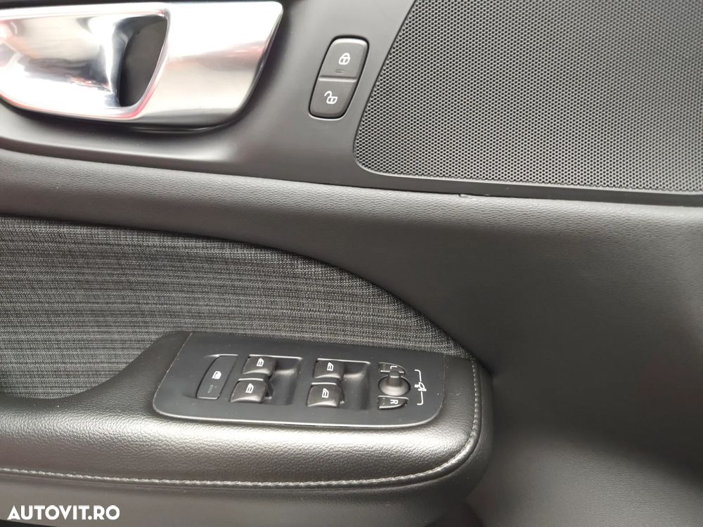 Volvo V60 B4 MHEV AT8 FWD Momentum Pro - 22