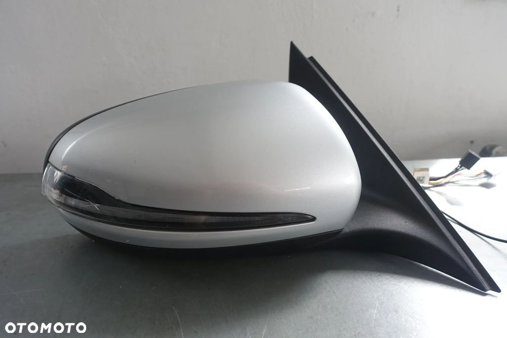 LUSTERKO PRAWE MERCEDES W205 8+8+1 PIN 17r.