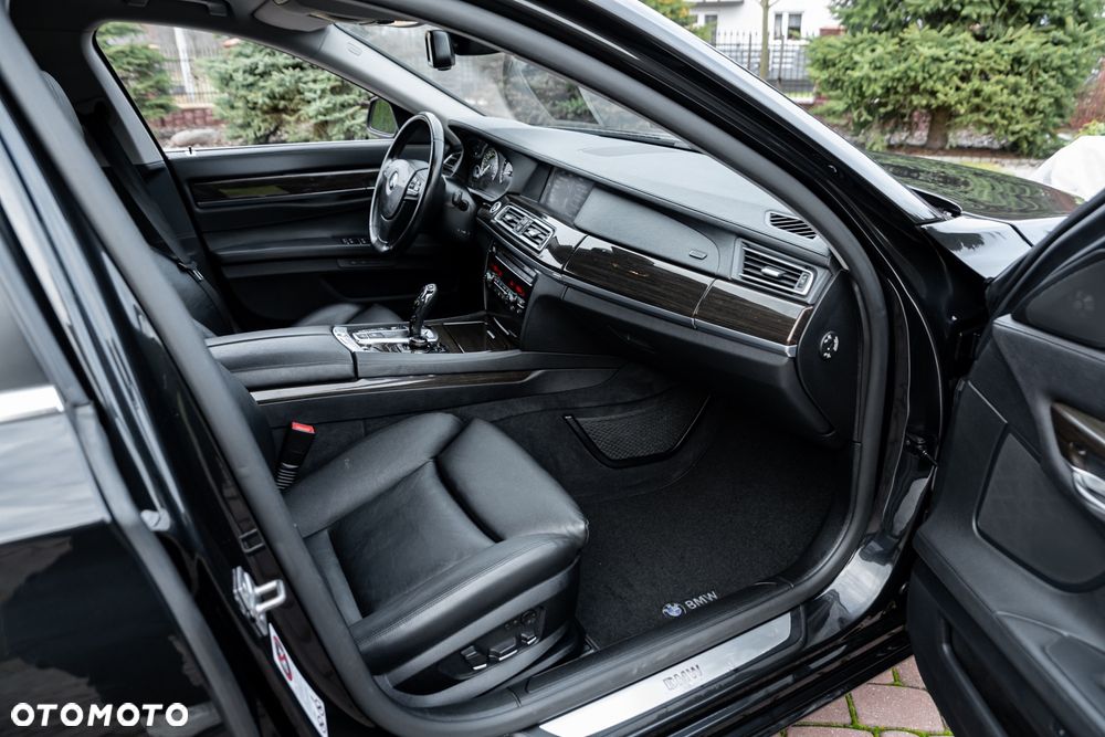 BMW Seria 7 750i xDrive - 22
