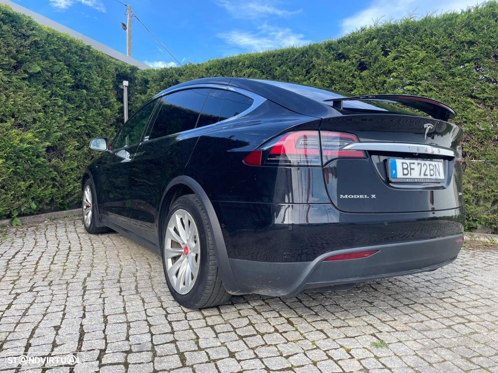 Tesla Model X - 16