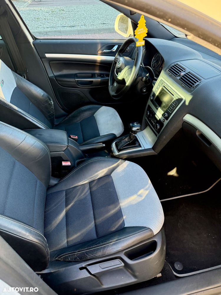 Skoda Octavia Combi 2.0 TDI CR DPF DSG RS - 10