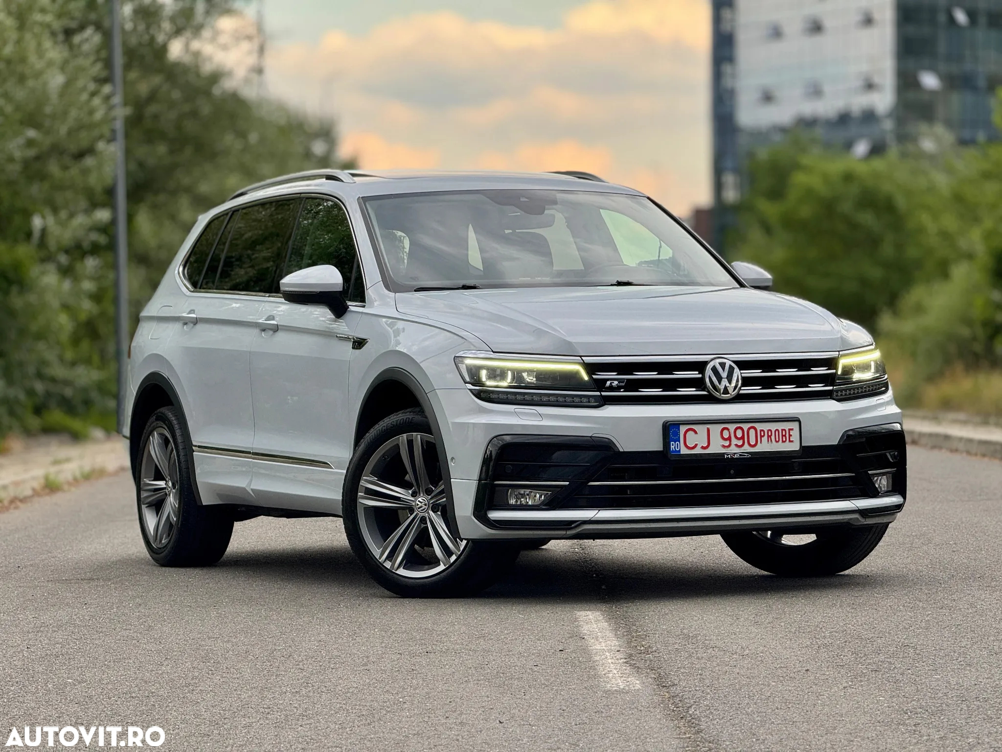 Volkswagen Tiguan Allspace 2.0 TDI 4Mot DSG R-Line - 2