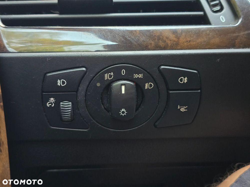 BMW Seria 5 525i - 32