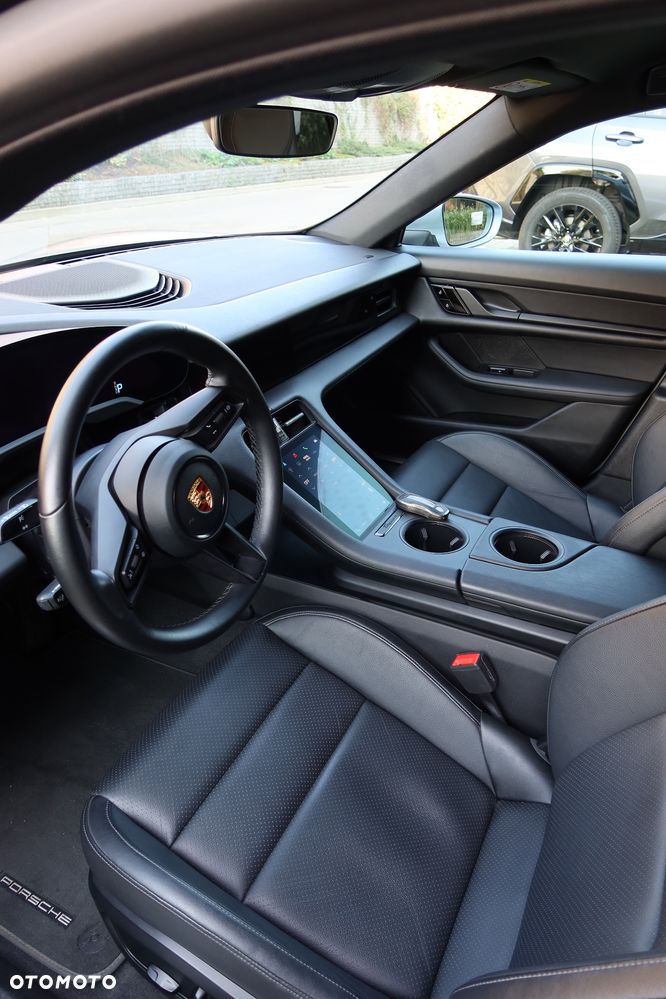 Porsche Taycan 4S Cross Turismo - 16