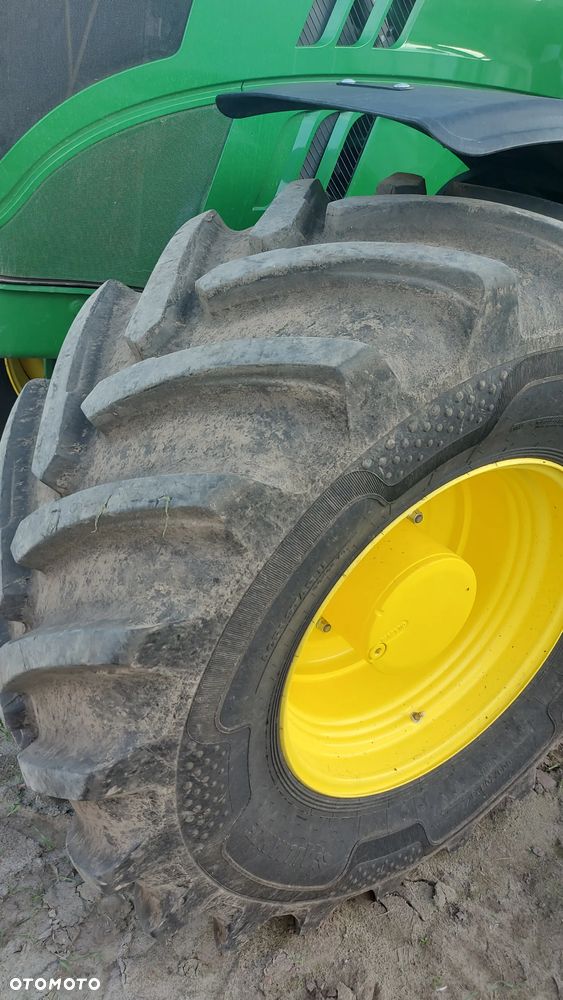 John Deere 6215R - 6