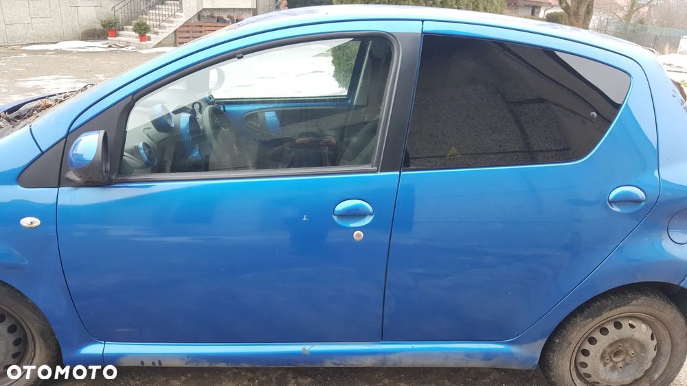 DRZWI LEWY PRZÓD TOYOTA AYGO I LIFT 5D 12-14 LAK. 8U7