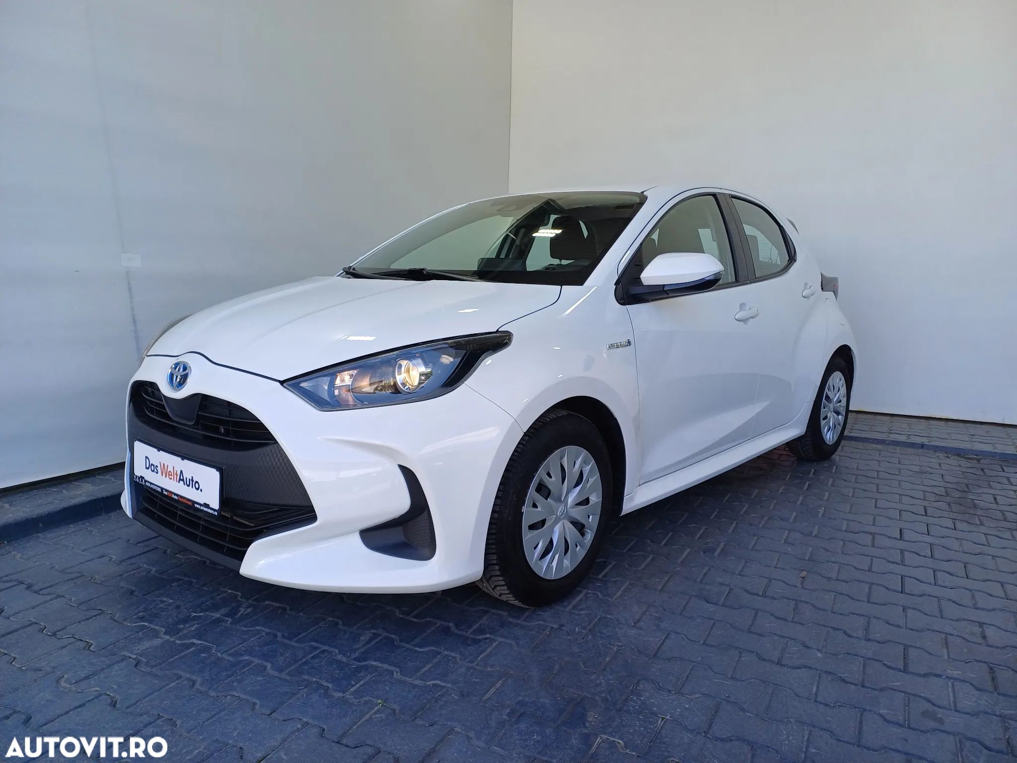 Toyota Yaris 1.5 VVT-i HSD Active - 1