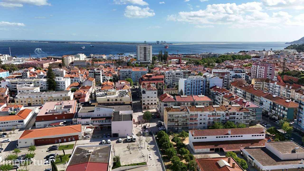 T3 na Baixa de Setúbal | Excelente Localização e Elevado Potencial - Grande imagem: 2/28