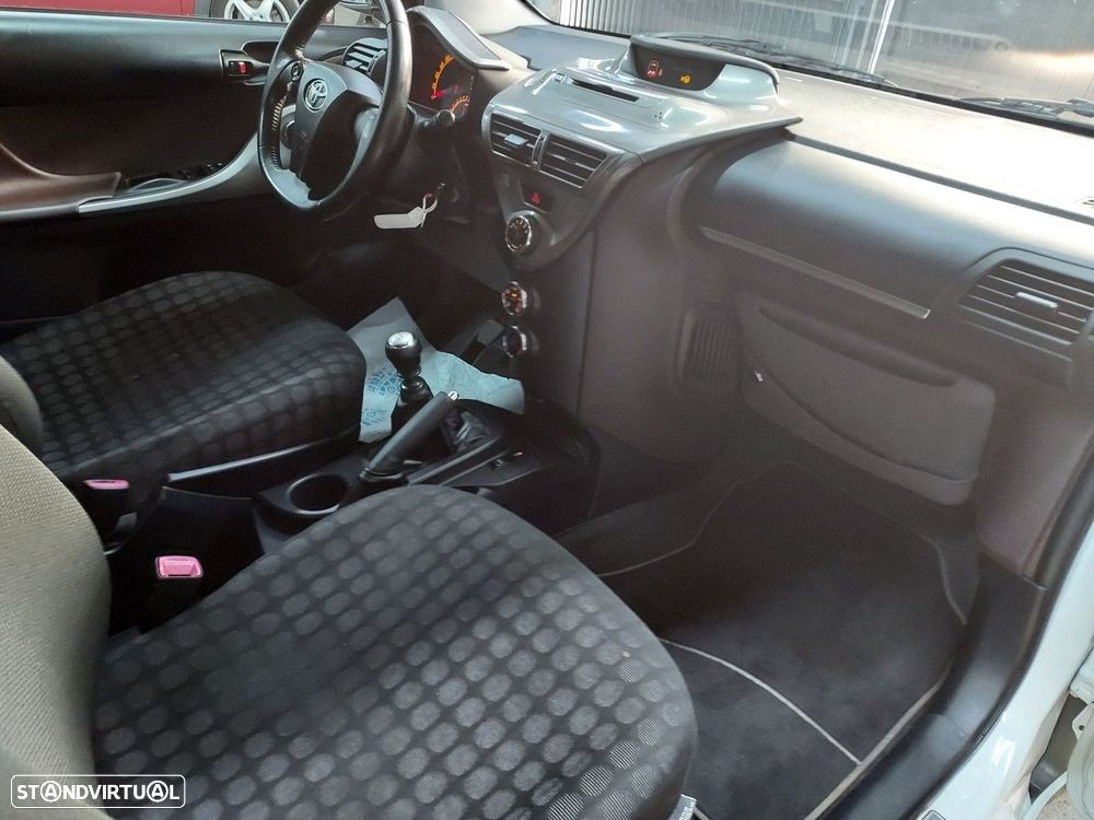 Toyota iQ 1.0 VVT-i Essential+AC — fotografia 10