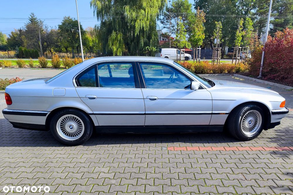BMW Seria 7 740i V8 - 8