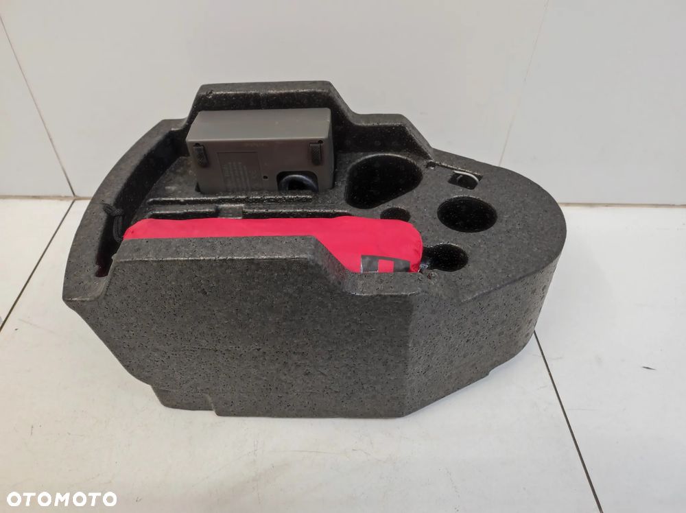 Styropian wkład koła zapasowego zestaw naprawczy pompka VW Passat B8 - 1