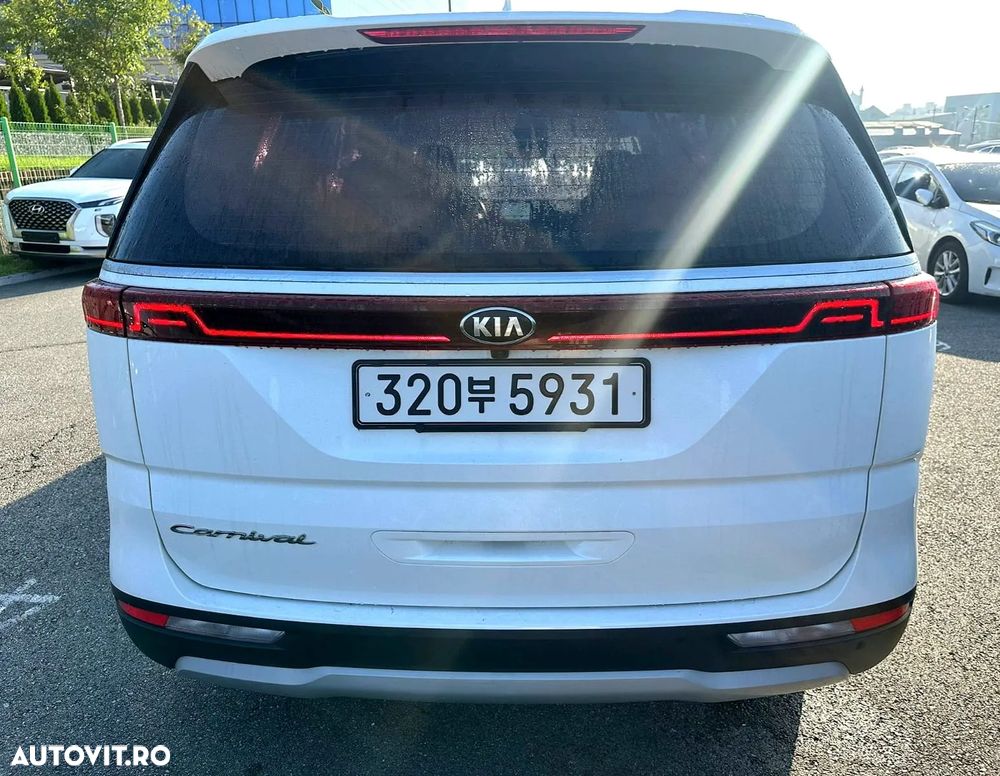 Kia Carnival - 11